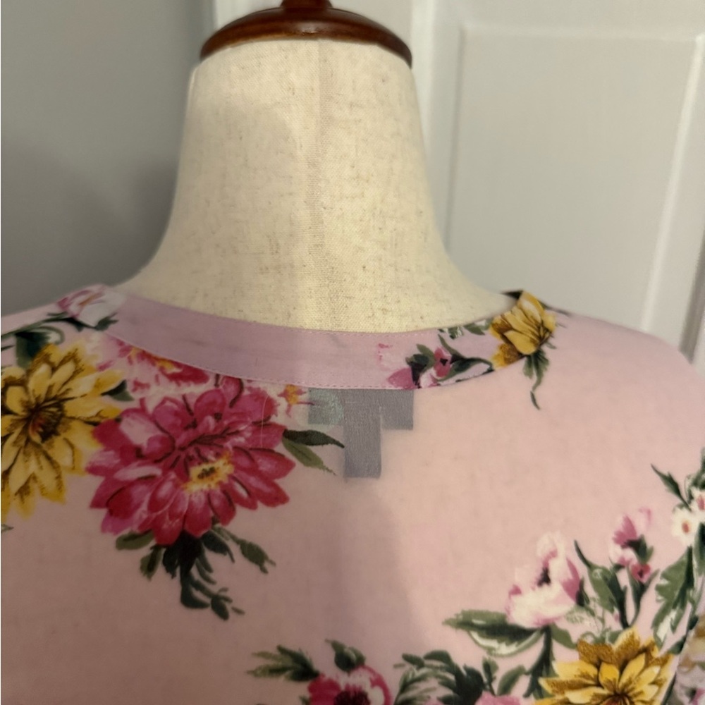 Torrid Light Pink Floral Button-Up High-Low Tunic Blouse - Picture 7 of 8